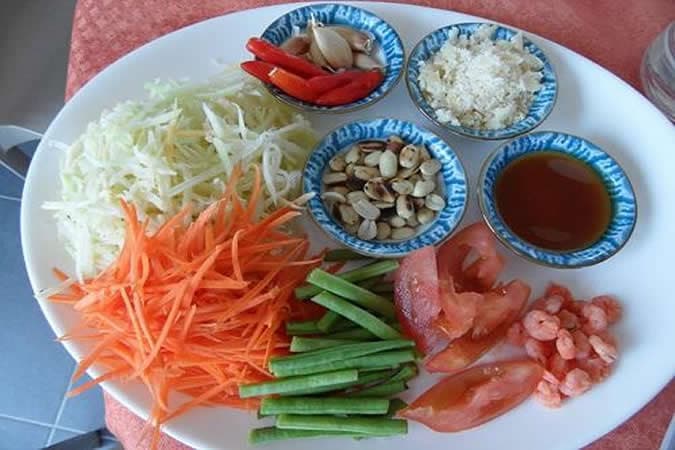 La salade Tam mak houng : un plat laotien à base de papaye verte
