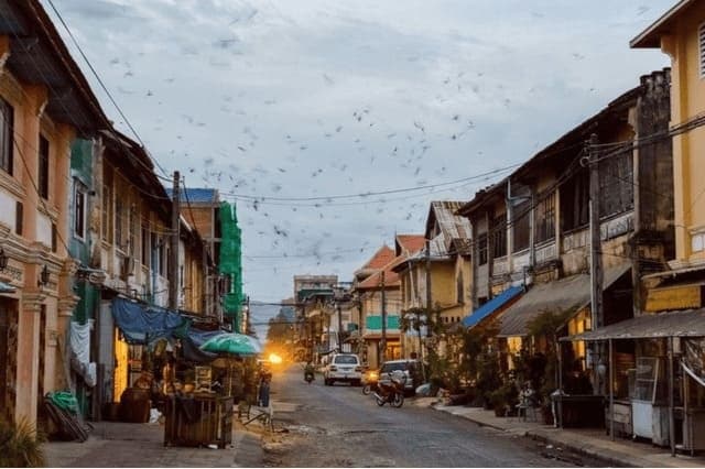 Cambodge des années 60 : restaurer les films Super 8 d’une époque révolue